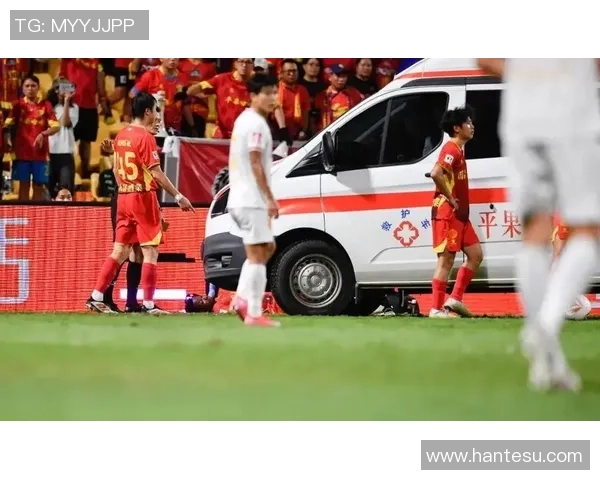 国足球星遭拦截引发热议 赛场意外瞬间引发众多讨论 国足球星遭拦截引发热议 赛场意外瞬间引发众多讨论