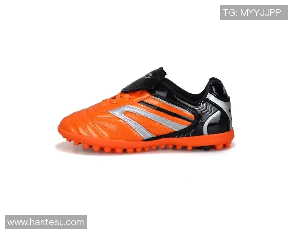 时尚与运动兼备 女士足球球星专属运动鞋助力运动表现